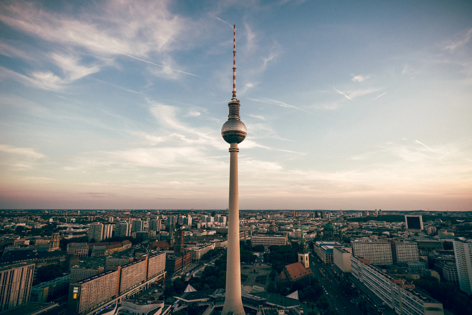 Blick über Berlin mit dem Fernsehturm im Abendlicht